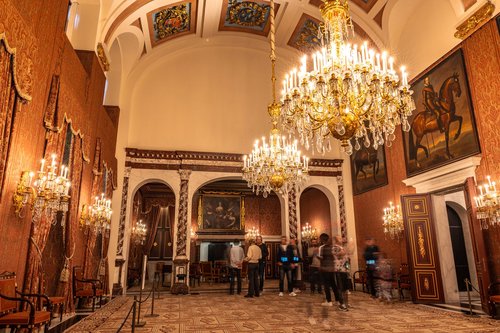 Troonzaal met bezoekers