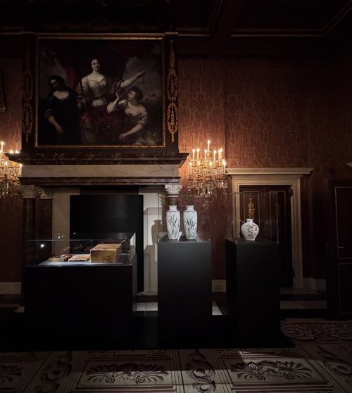 Overzicht vazen en schrijfdoos, presentatie Troonzaal, Koninklijk Paleis Amsterdam