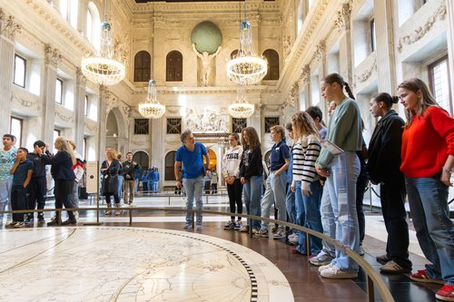 Leerlingen in het Koninklijk Paleis Amsterdam tijdens een educatieve rondleiding