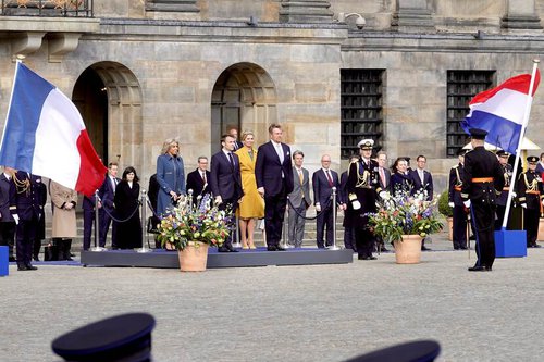 koning-willem-alexander-koningin-maxima-president-macron-en-brigitte-macron-bij-koninklijk-paleis-amsterdam-1